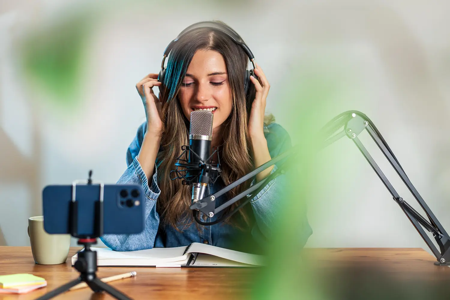 Ragazza registra un podcast