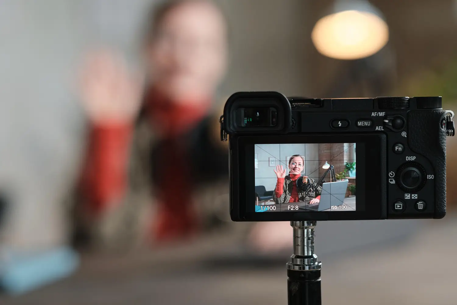 Ragazza registra un video podcast